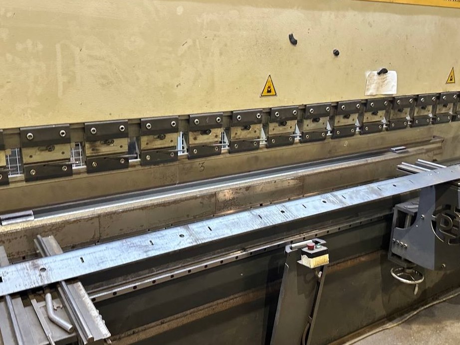 Гибка длинномерной детали на листогибе INGRO 4000